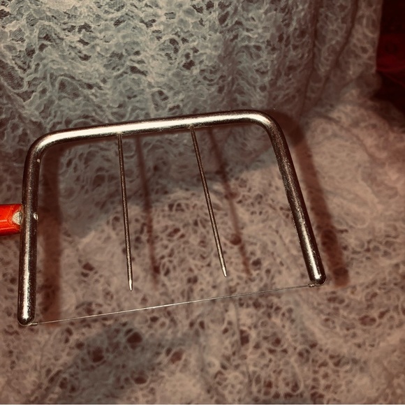 Retro Red Handled Bakelite cheese cutter from the early 40s, a great collectible - Picture 4 of 7